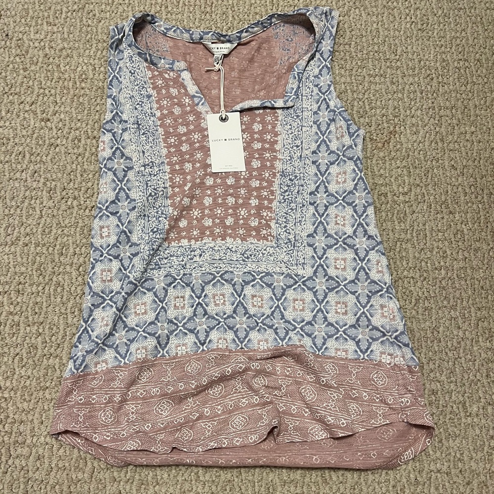 🚨NEW WITH TAGS🚨
Lucky Brand tanktop
Size XS